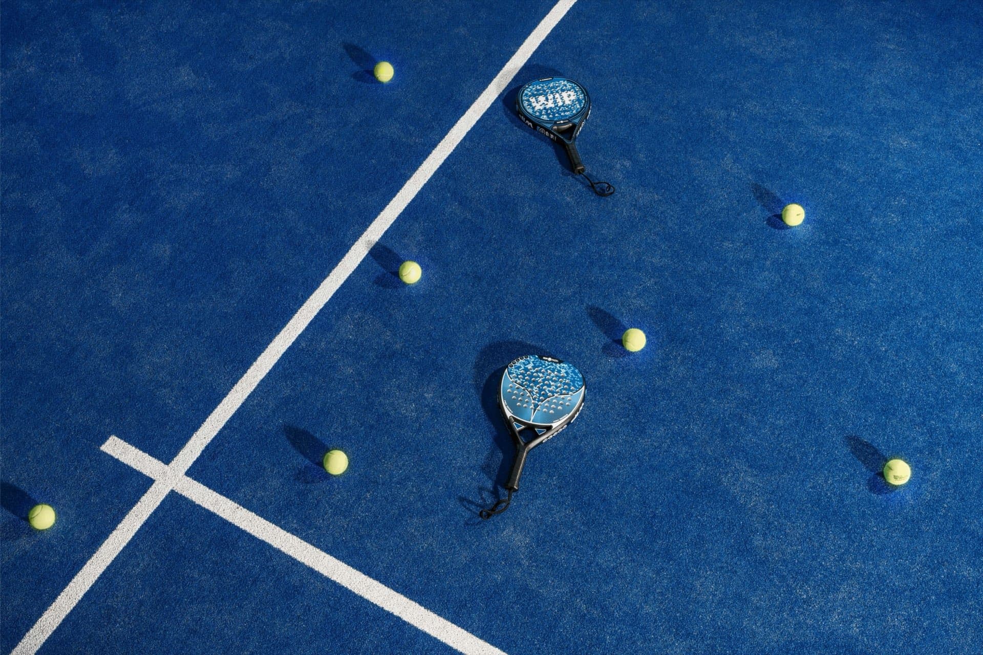 Padel Tennis Court mit Schlägern und Bällen